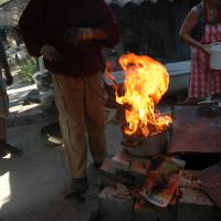 défournement raku. Stage poterie en Ardèche